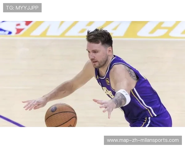 东契奇命中关键球后摊手